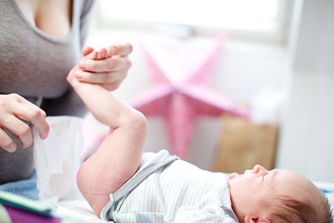 Cambio de pañal en bebé recién nacido