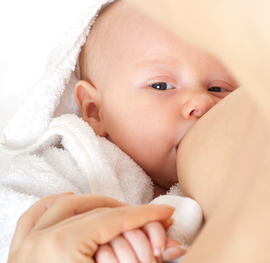 Cómo retirar el pezón de la boca del bebé