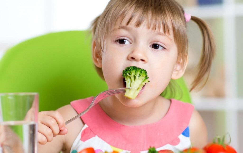 niña comiendo brocoli
