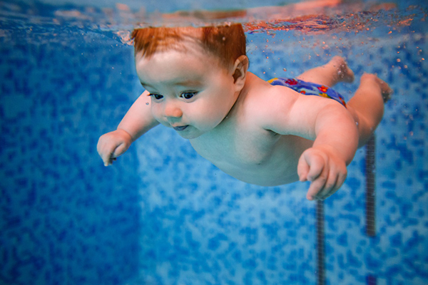 como enseñar a nadar niños