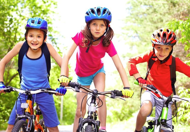 niños montando en bicicleta