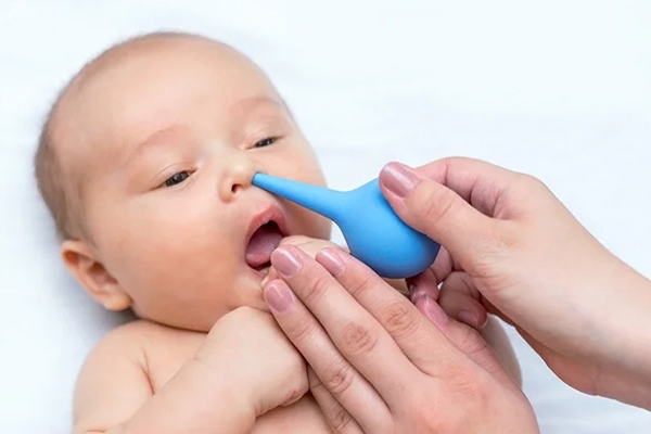 traitement du nez bouché chez les bébés