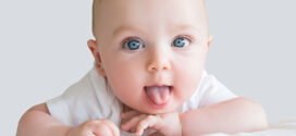 ¿Por qué los bebés sacan la lengua?