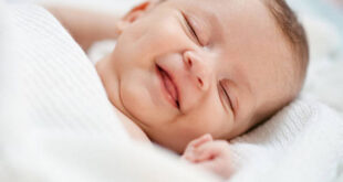 por qué los bebés se ríen dormidos