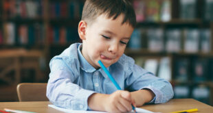 por que los niños escriben al revés