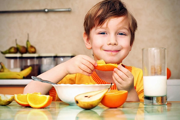 cómo lograr que un niño coma fruta