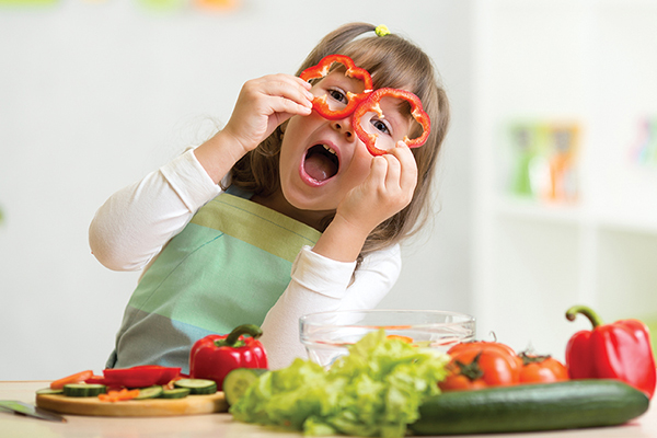 niño coma fruta y verdura