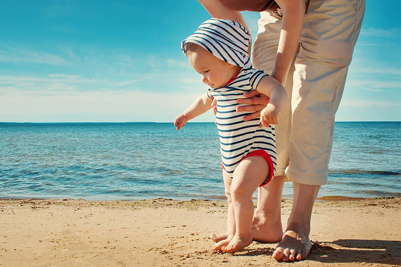 Accesorios imprescindibles para bebés en la playa