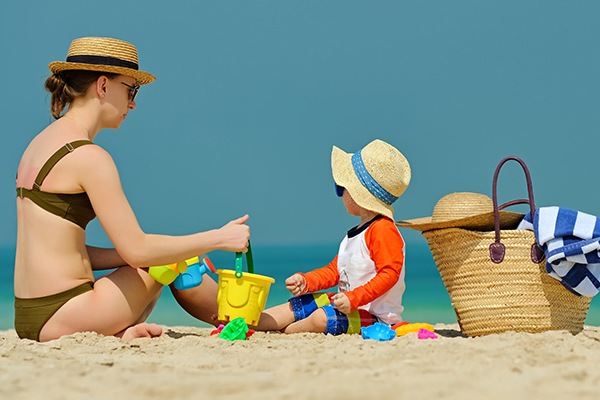 Cómo vestir a un bebé según la temperatura en la playa
