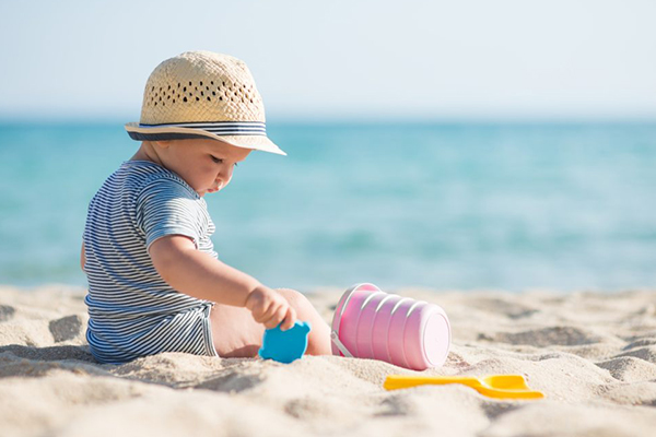 Ropa fresca y segura para bebés en la arena