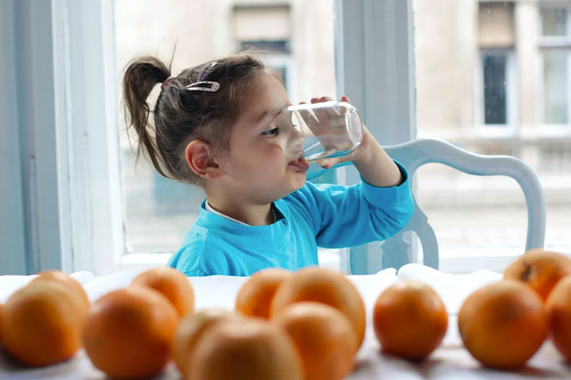conseguir que un niño tome agua