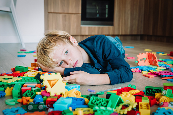 Cómo apoyar a un niño sin amigos