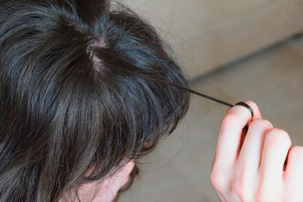 arrancarse el pelo de pestañas y cejas