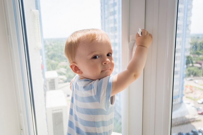 prevenir caídas de niños en ventanas