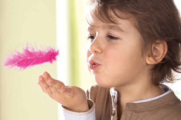 como enseñar a un niño a sonarse los mocos