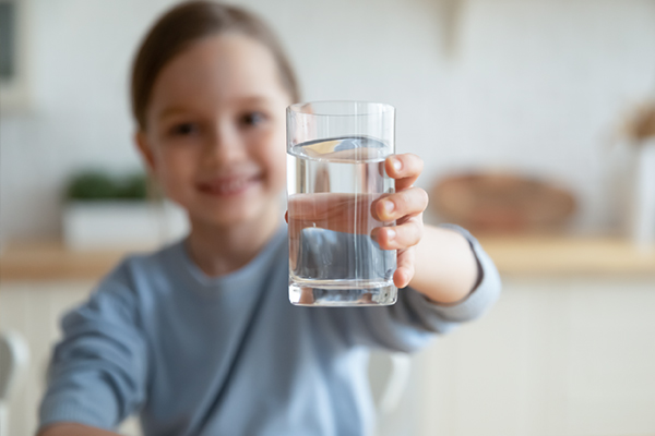 cuanta agua tiene que beber un niño