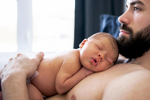 contacto piel con piel padre