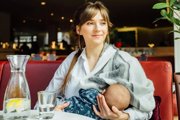 consejos para salir a comer fuera con un bebé