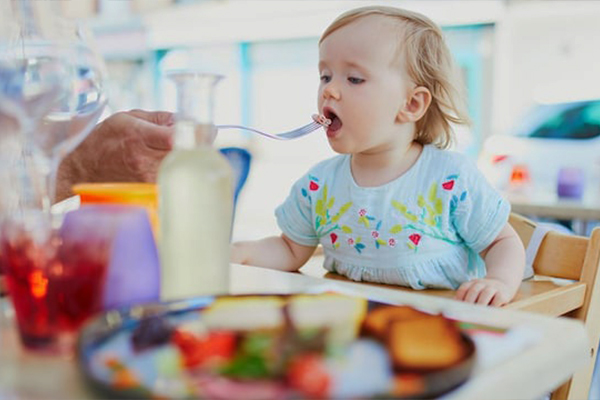 qué llevar para salir a comer con un bebé