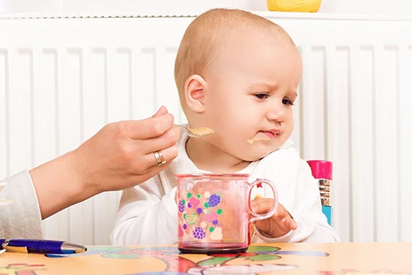 bebé escupe la comida al empezar la alimentación complementaria