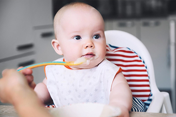 bebé escupe la comida con la lengua