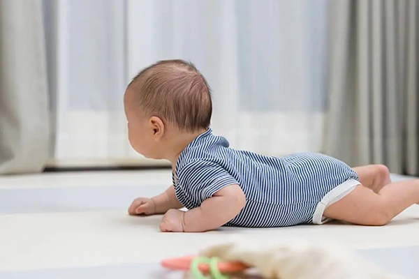 bebé se arquea al dormir bebé se arquea al dormir