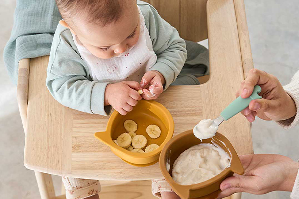 es normal que mi bebé mastique y escupa la comida
