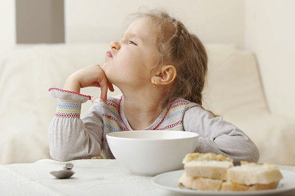 niño que no quiere probar alimentos nuevos niño que no quiere probar alimentos nuevos