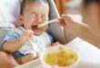 por qué mi bebé escupe la comida cuando empieza a comer sólidos