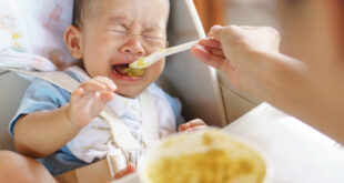 por qué mi bebé escupe la comida cuando empieza a comer sólidos