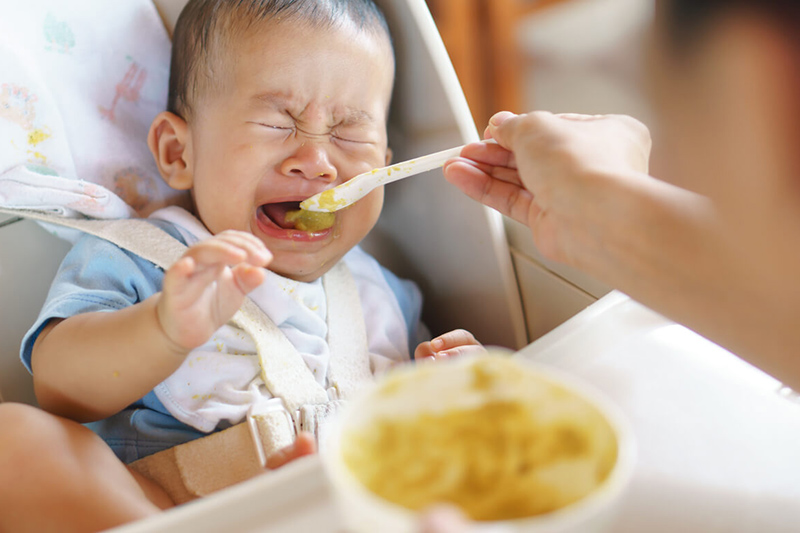 por qué mi bebé escupe la comida cuando empieza a comer sólidos