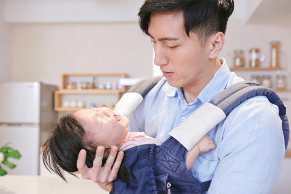 por qué mi hijo se arquea hacia atrás por qué mi hijo se arquea hacia atrás