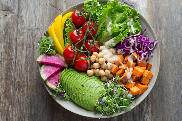 niño que no quiere comer verduras niño que no quiere comer verduras